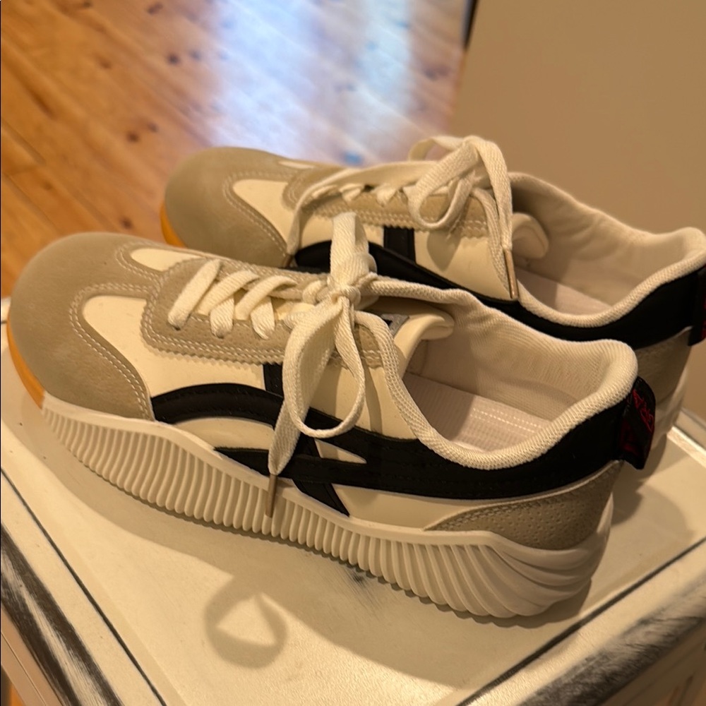 Comfortable trendy sneakers